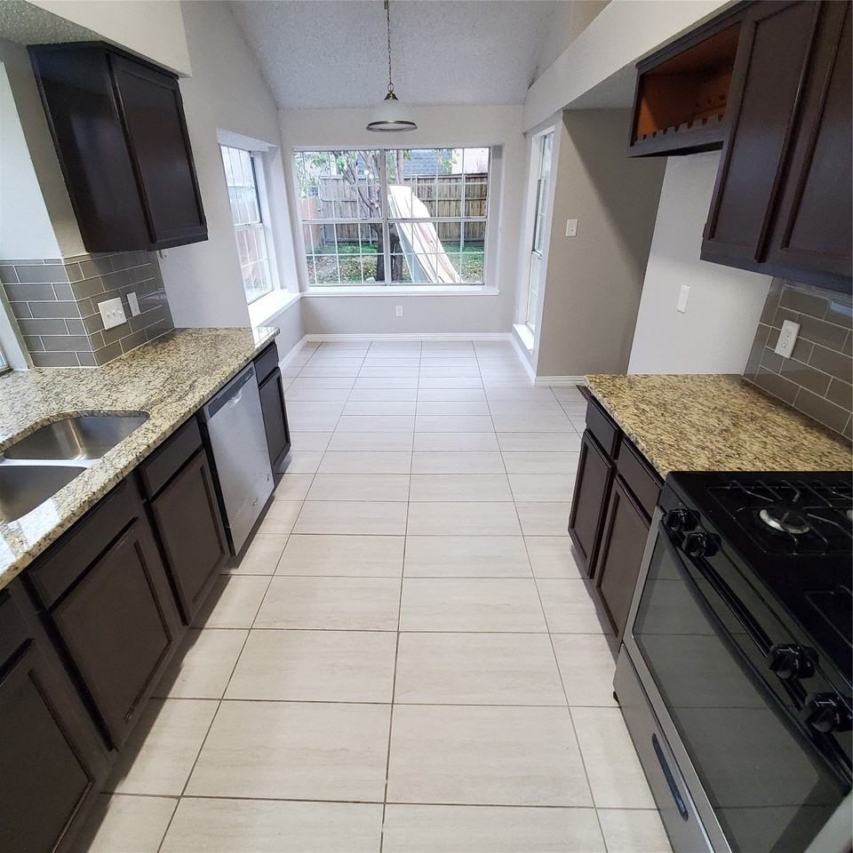 8006 Yacht Club Dr - Photo 3 of 15