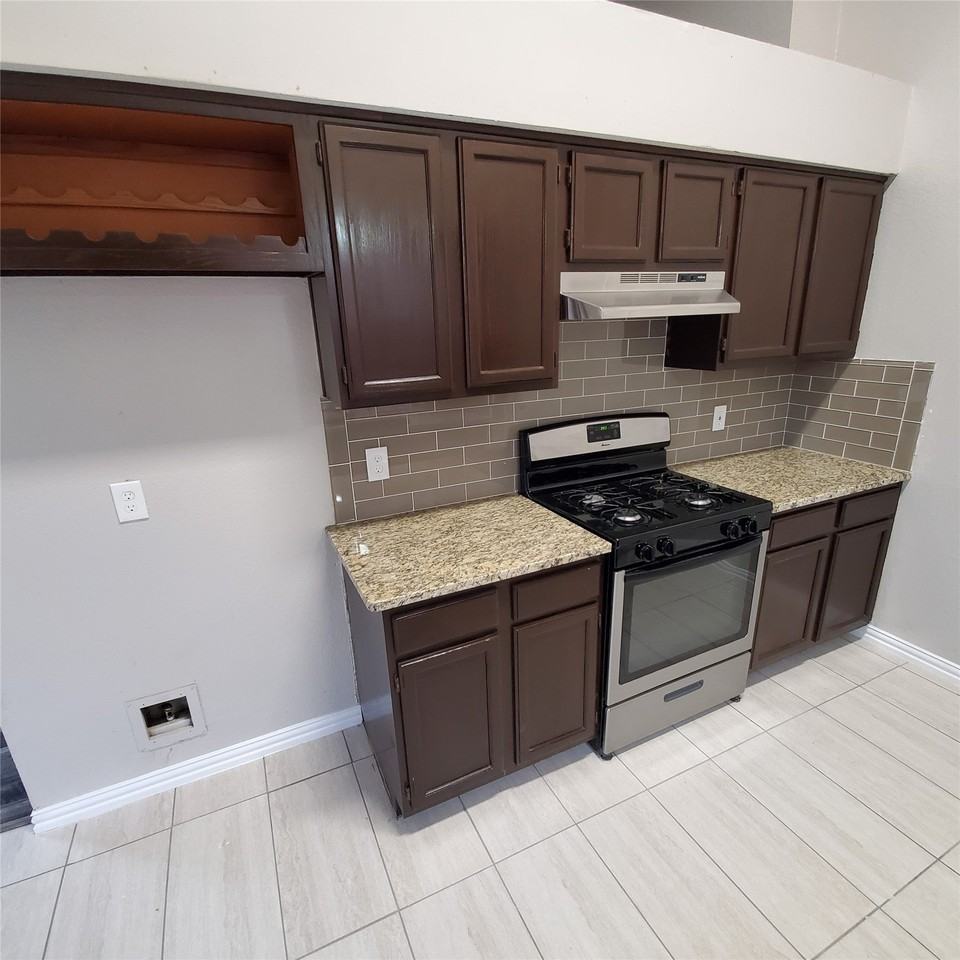 8006 Yacht Club Dr - Photo 4 of 15