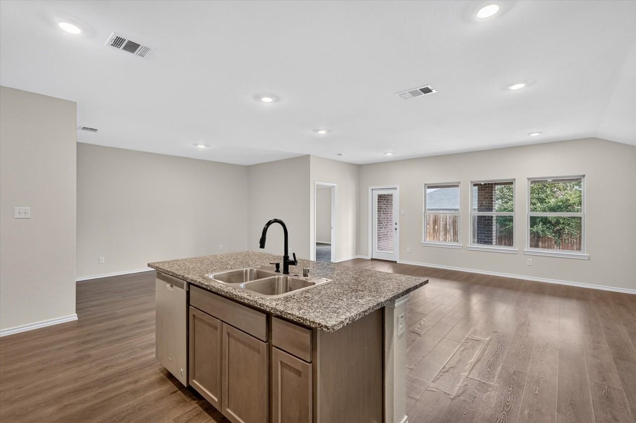 114 Real Quiet Ln - Photo 6 of 29