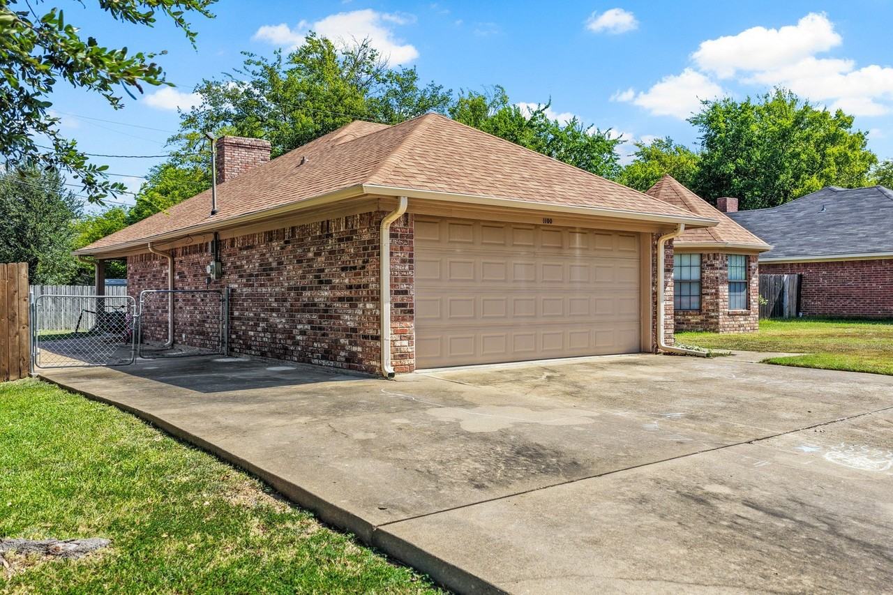 1100 Markeda St - Photo 2 of 35
