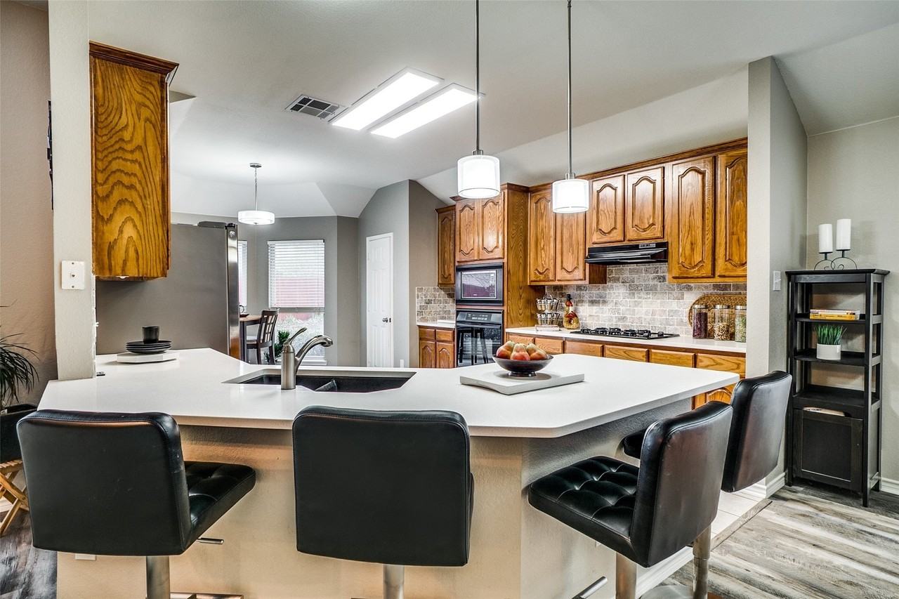 15555 Wrangler Dr - Photo 3 of 22