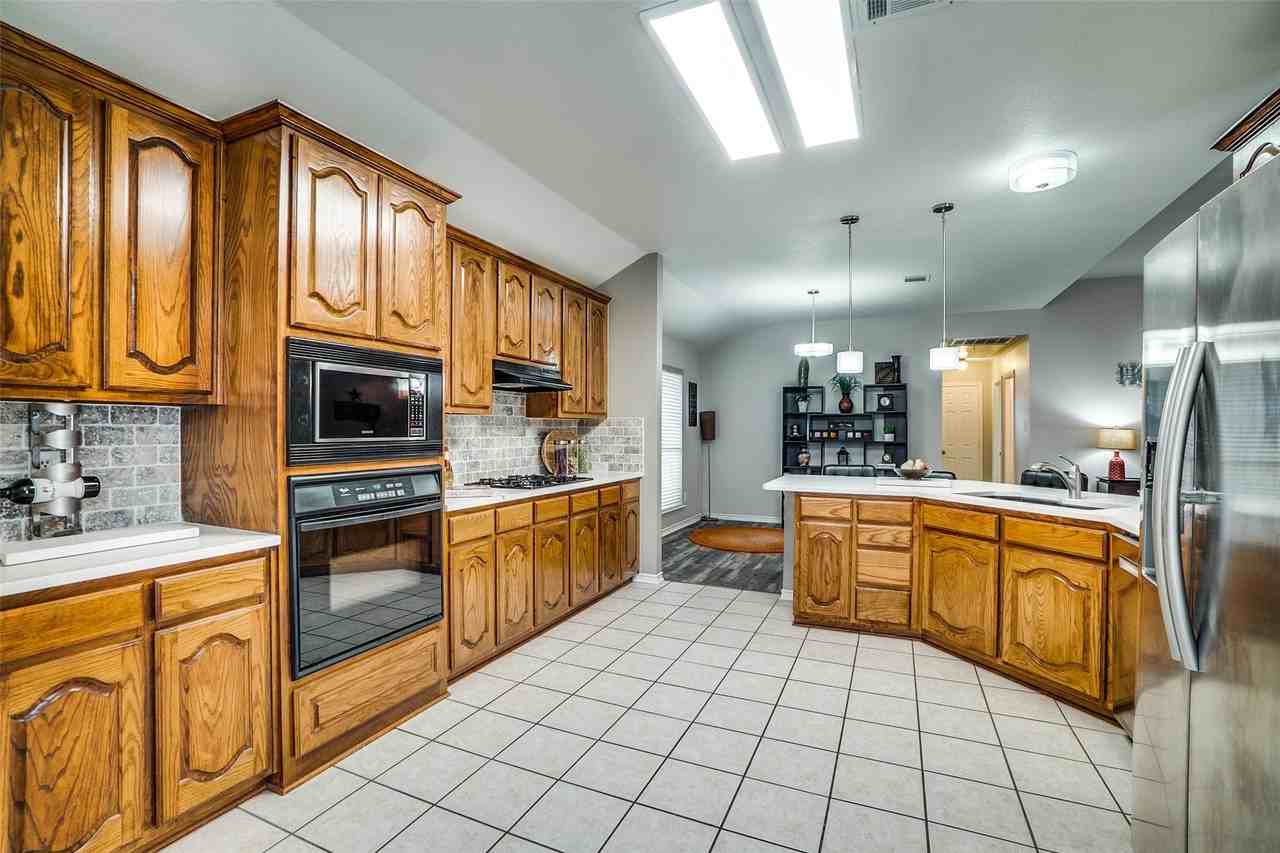 15555 Wrangler Dr - Photo 4 of 22