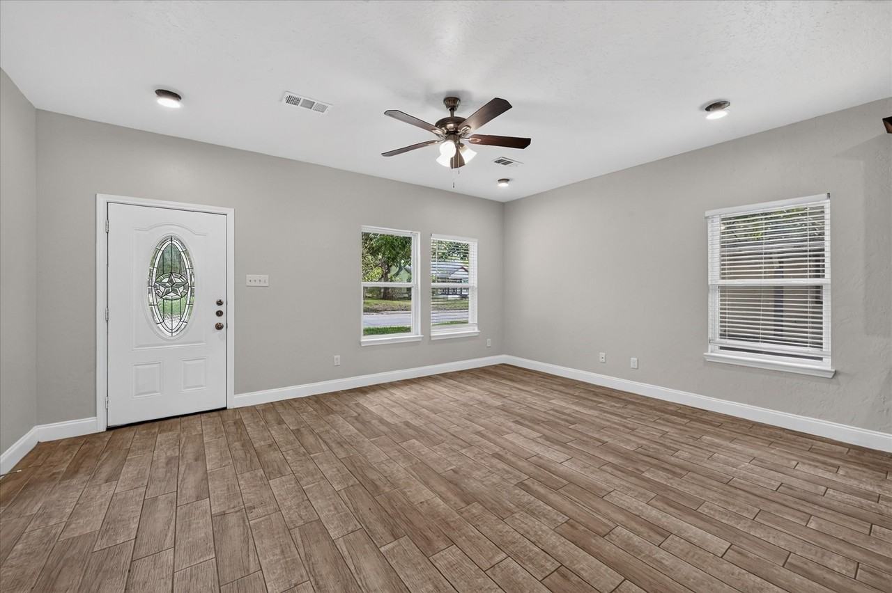 1719 Park St - Photo 2 of 27