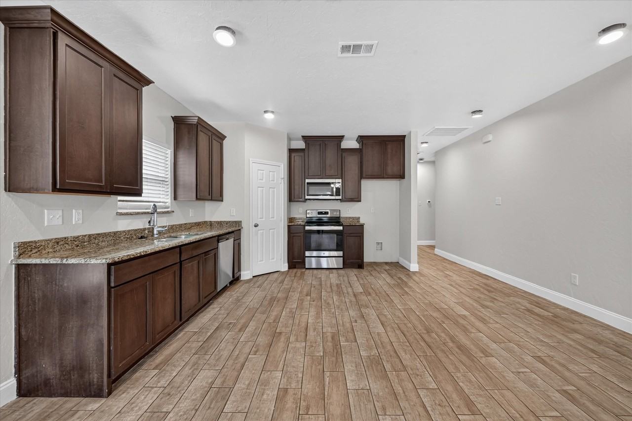1719 Park St - Photo 6 of 27