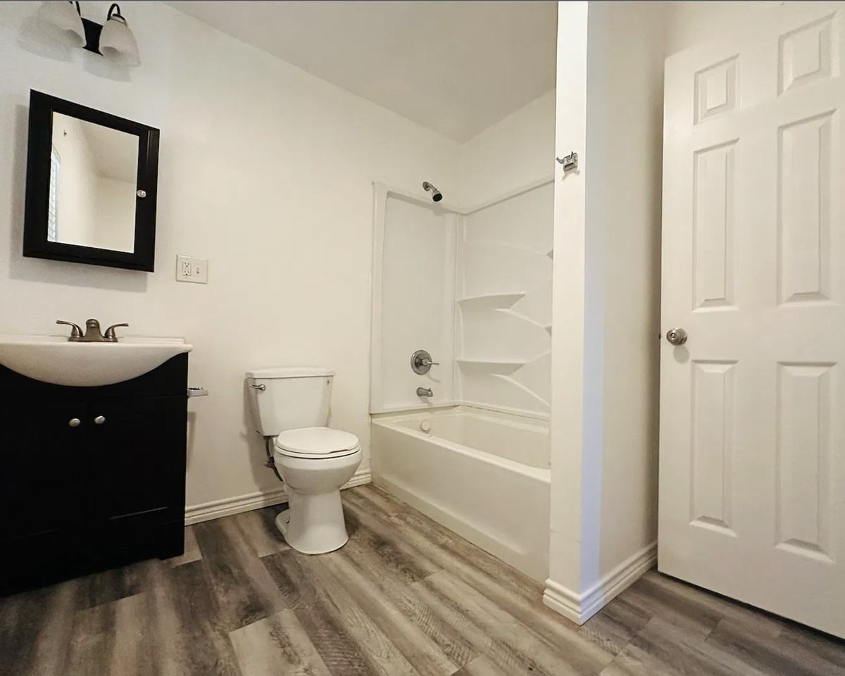 231 W Hull St #F - Photo 7 of 9