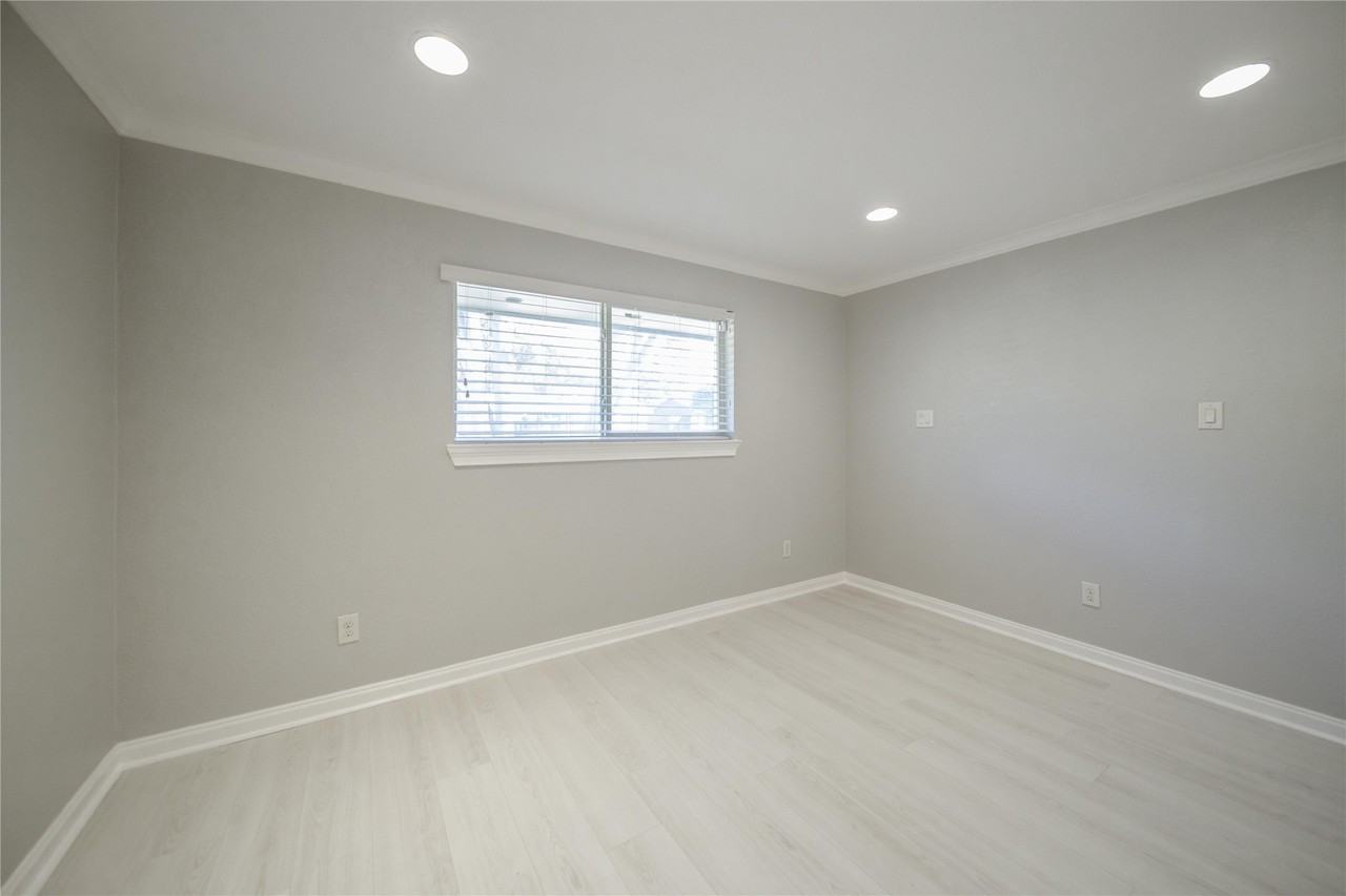 512 E Tyler St - Photo 3 of 31