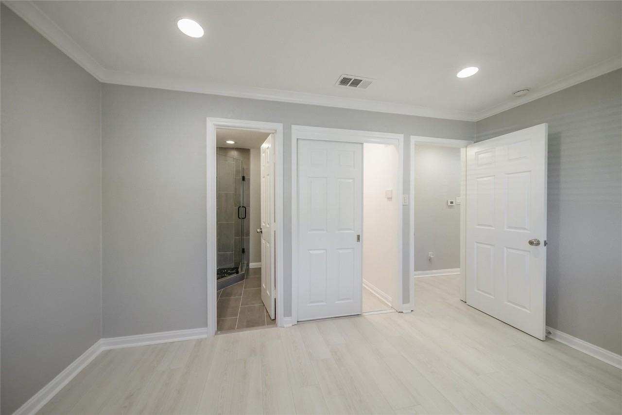 512 E Tyler St - Photo 4 of 31