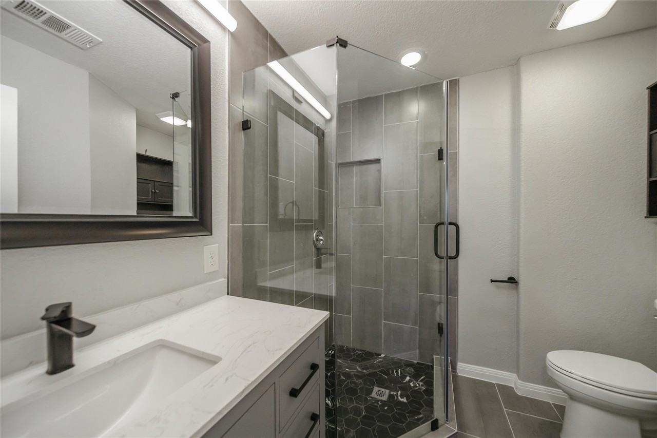 512 E Tyler St - Photo 5 of 31