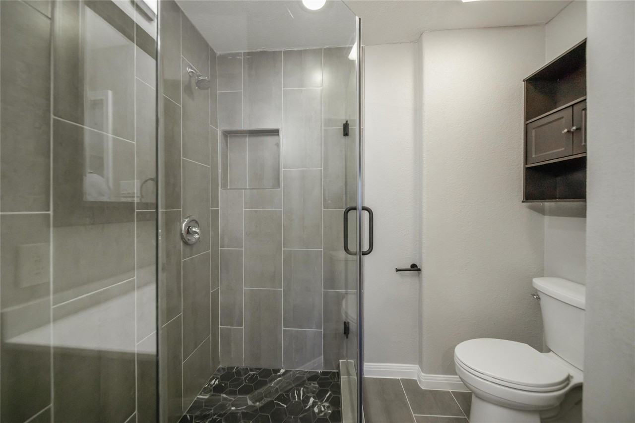 512 E Tyler St - Photo 6 of 31