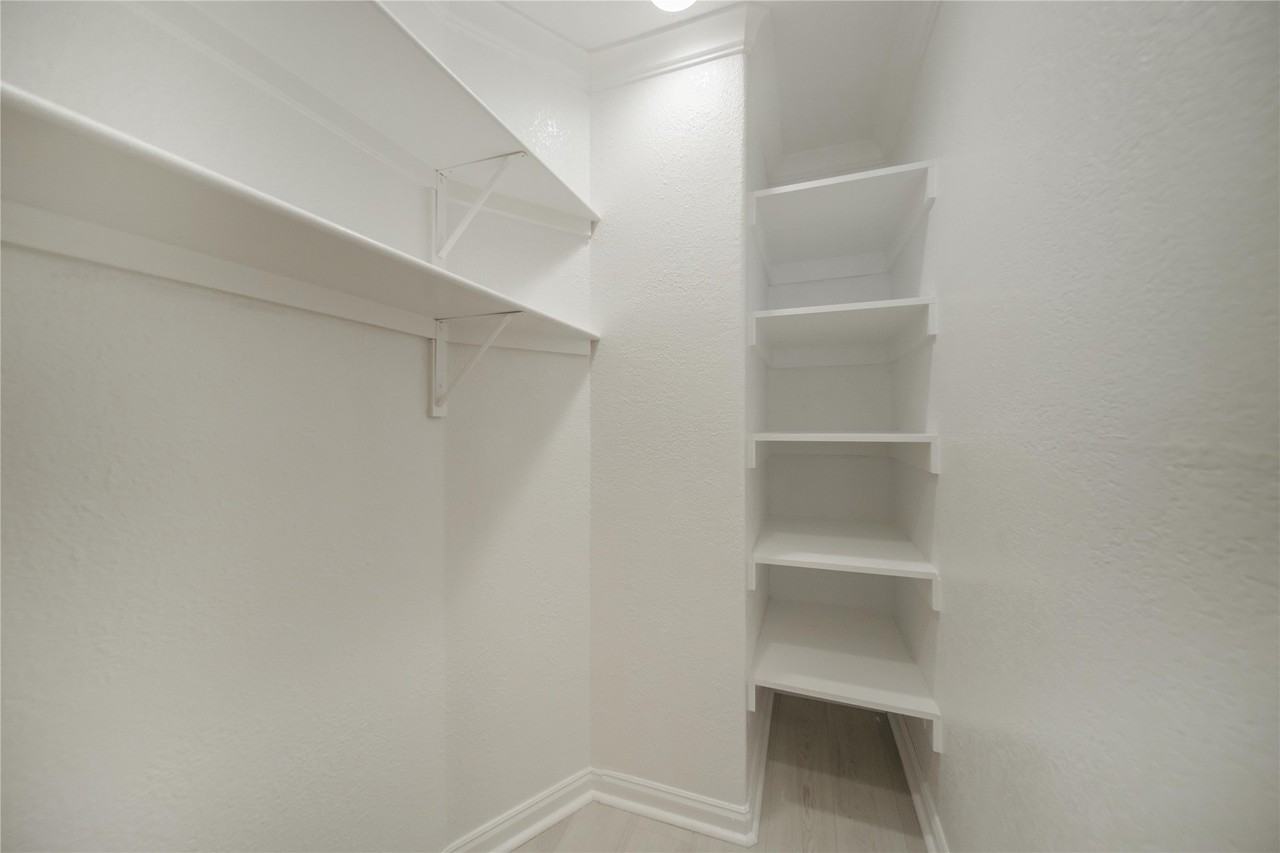 512 E Tyler St - Photo 7 of 31