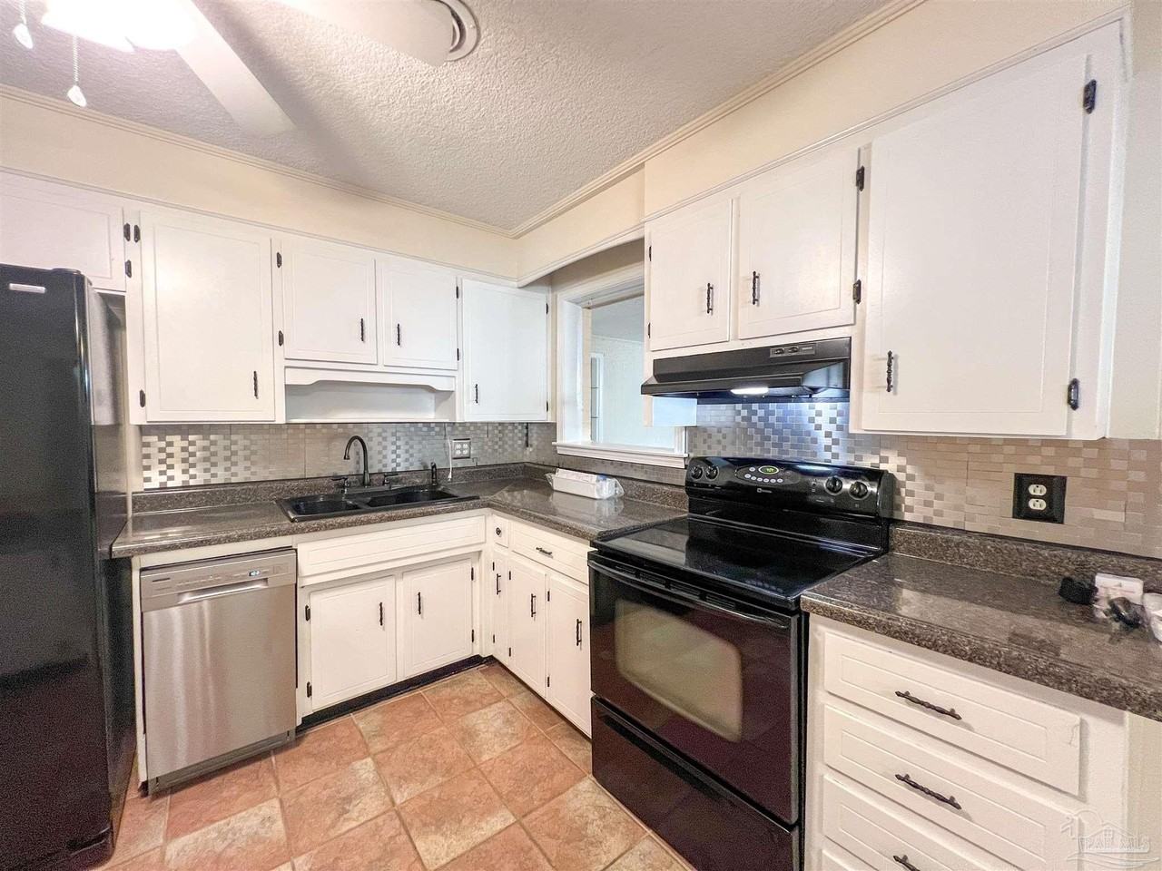 5891 Avondale Rd - Photo 7 of 27