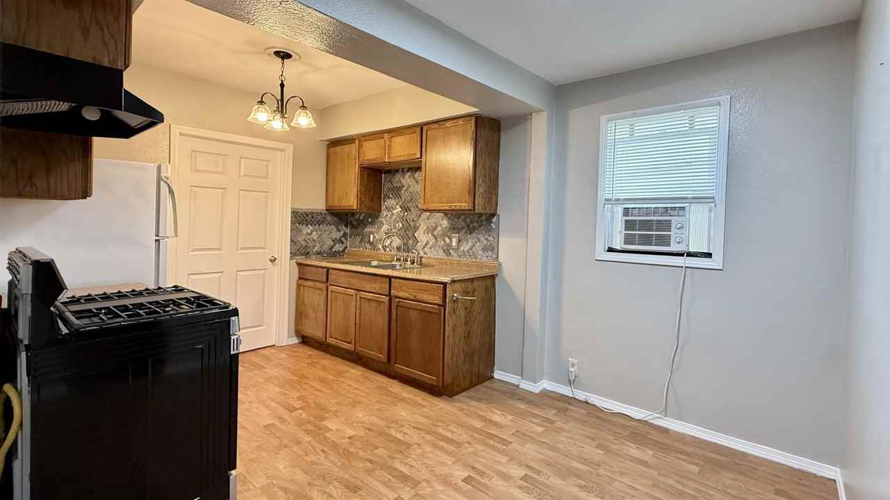 2642 Hanson St - Photo 4 of 17