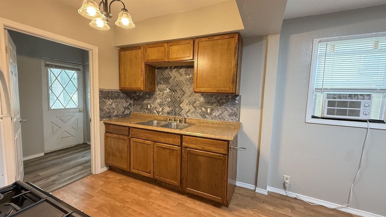 2642 Hanson St - Photo 5 of 17
