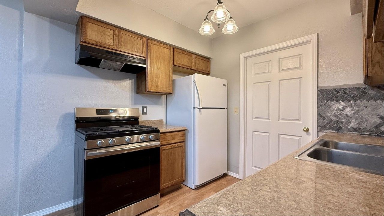 2642 Hanson St - Photo 6 of 17