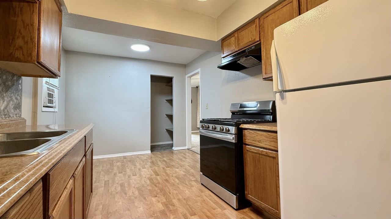 2642 Hanson St - Photo 7 of 17
