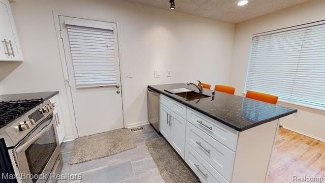 2139 Sunnycrest Dr - Photo 3 of 39