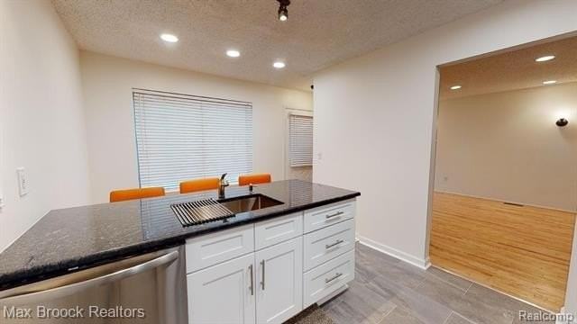 2139 Sunnycrest Dr - Photo 5 of 39
