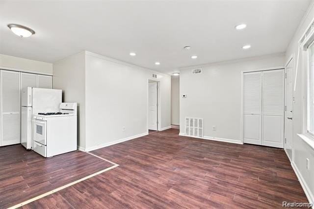 7546 Pine St - Photo 3 of 12