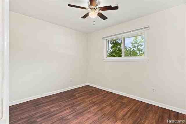 7546 Pine St - Photo 6 of 12