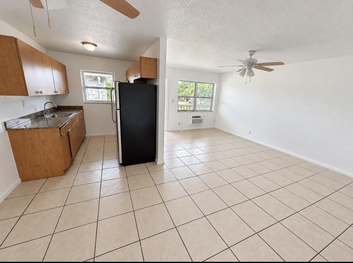 701 Se 15th St #8 - Photo 3 of 10