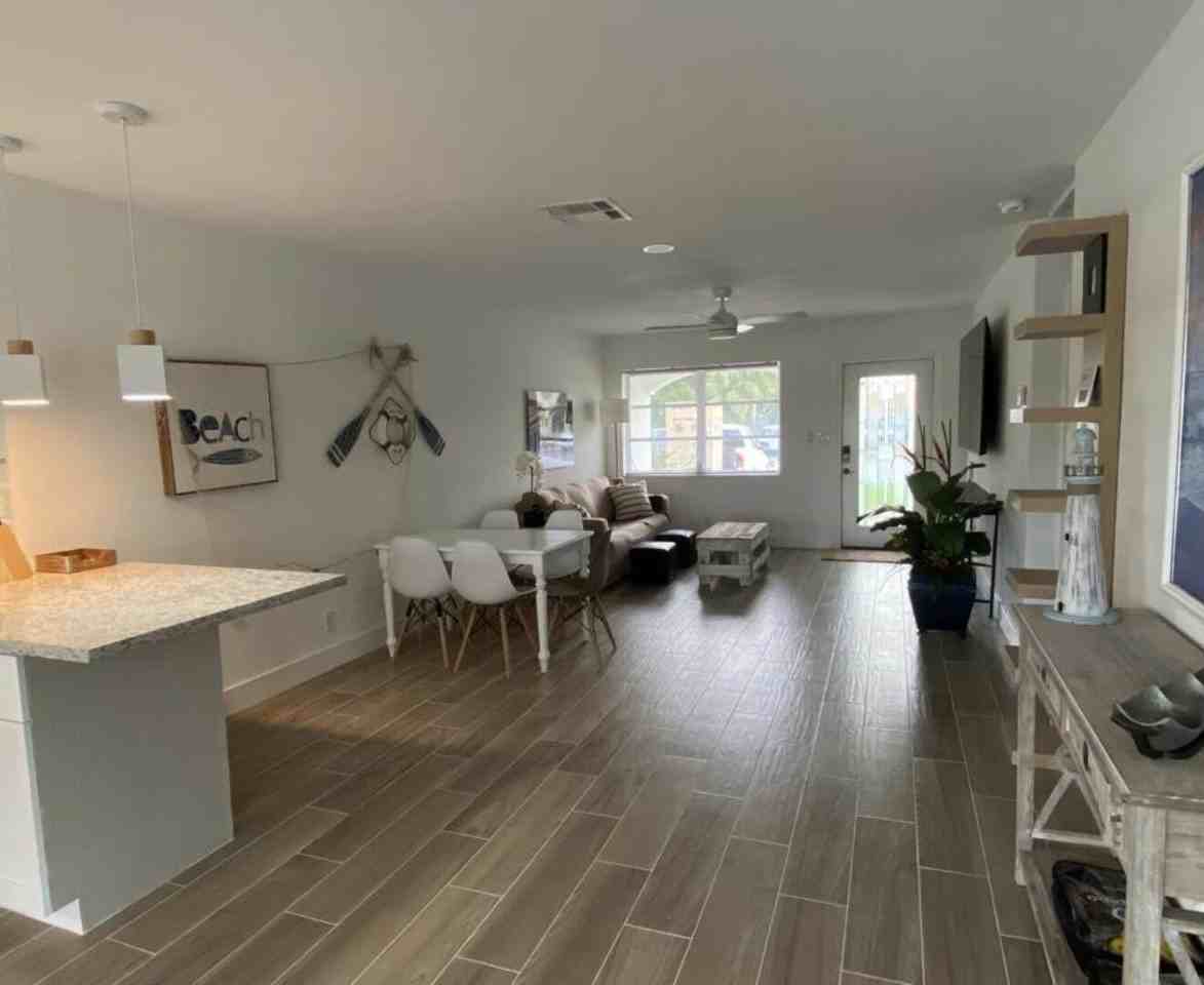 1070 Nw 45th St - Photo 3 of 30