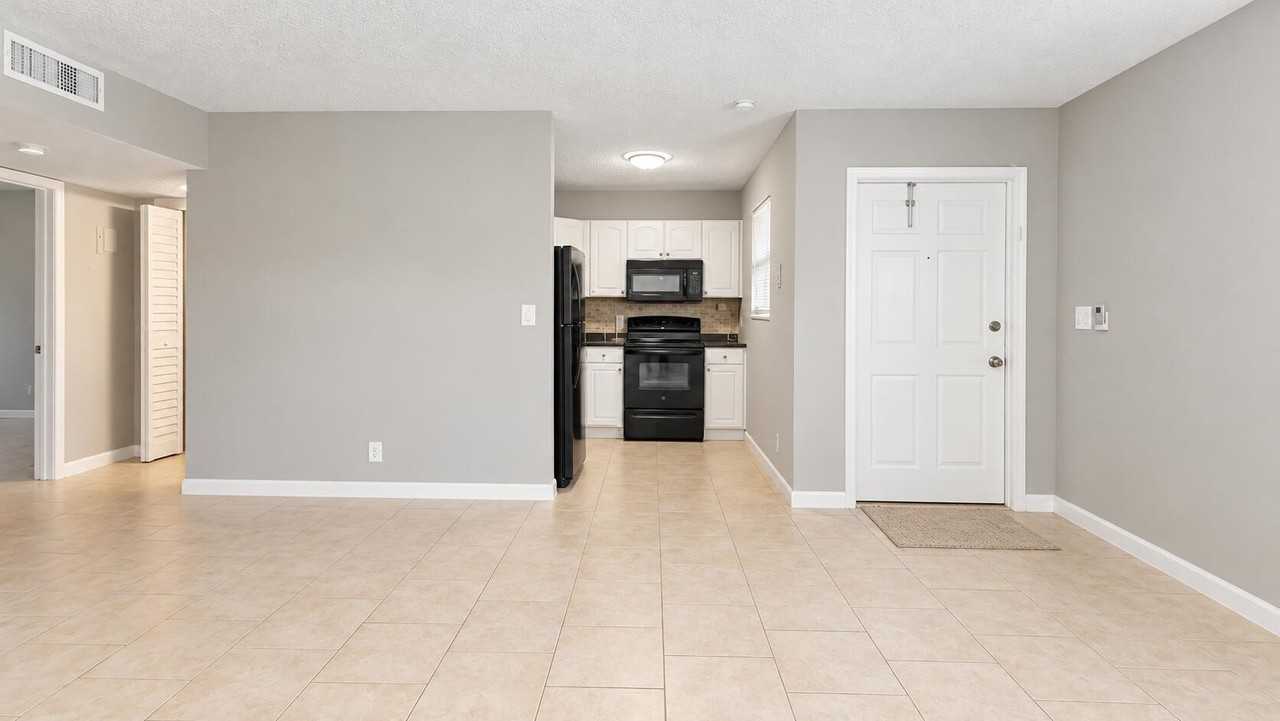 173 Nw 42nd St #4 - Photo 4 of 22