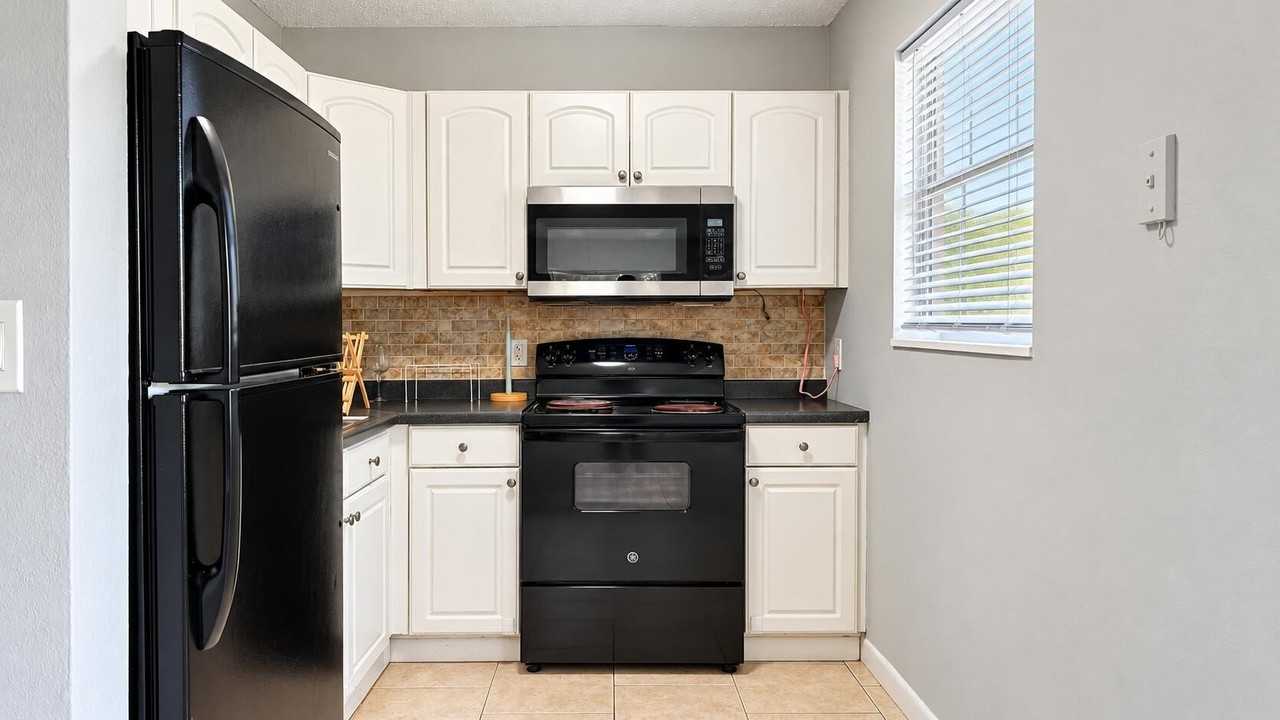 173 Nw 42nd St #4 - Photo 5 of 22