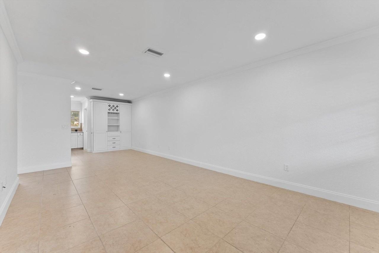2631 Ne 2nd Ave - Photo 3 of 20