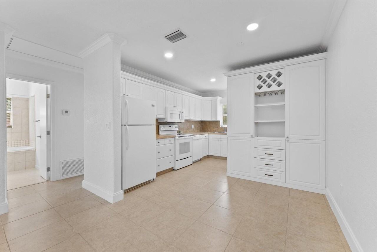 2631 Ne 2nd Ave - Photo 6 of 20