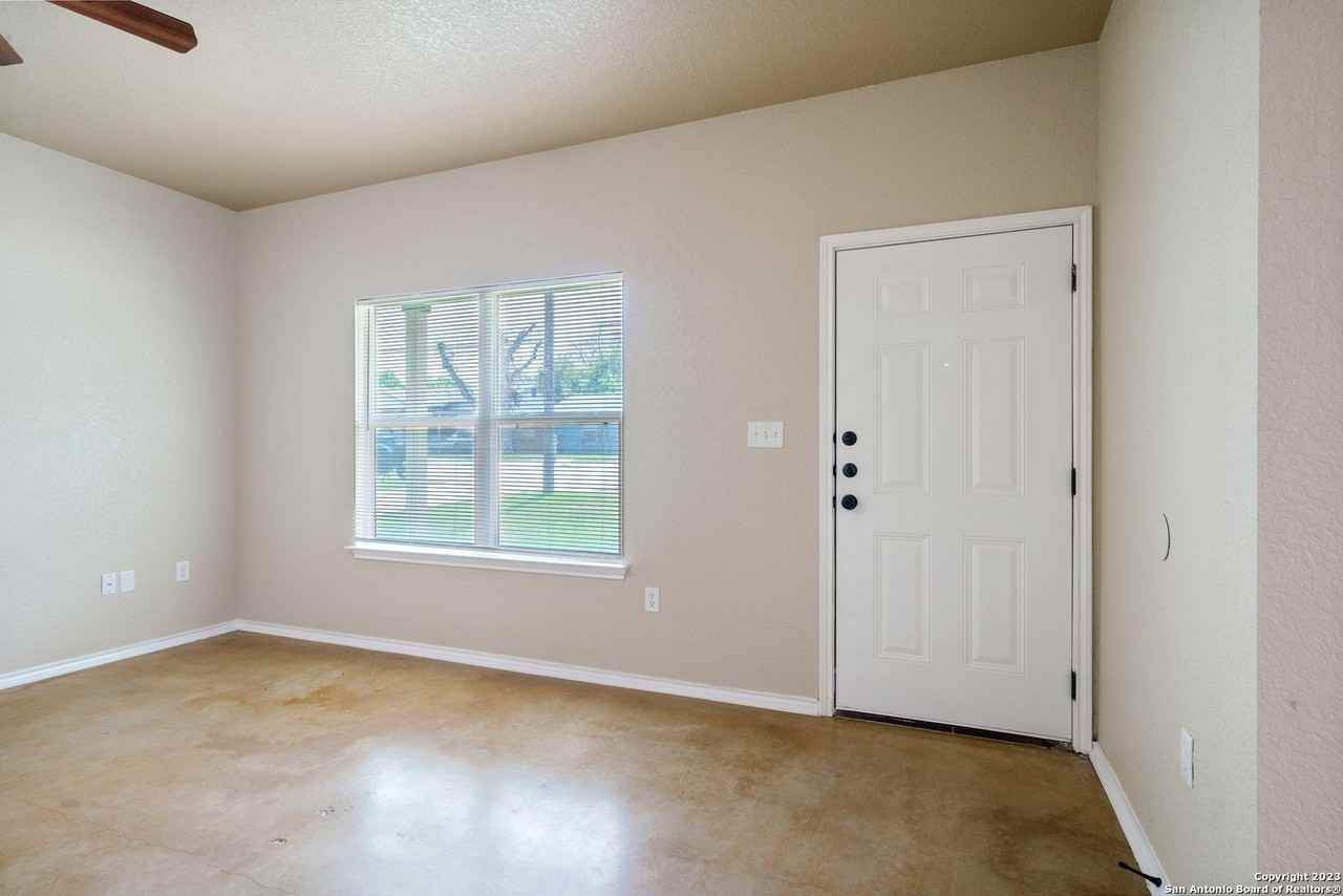 161 S Krueger Ave - Photo 5 of 25