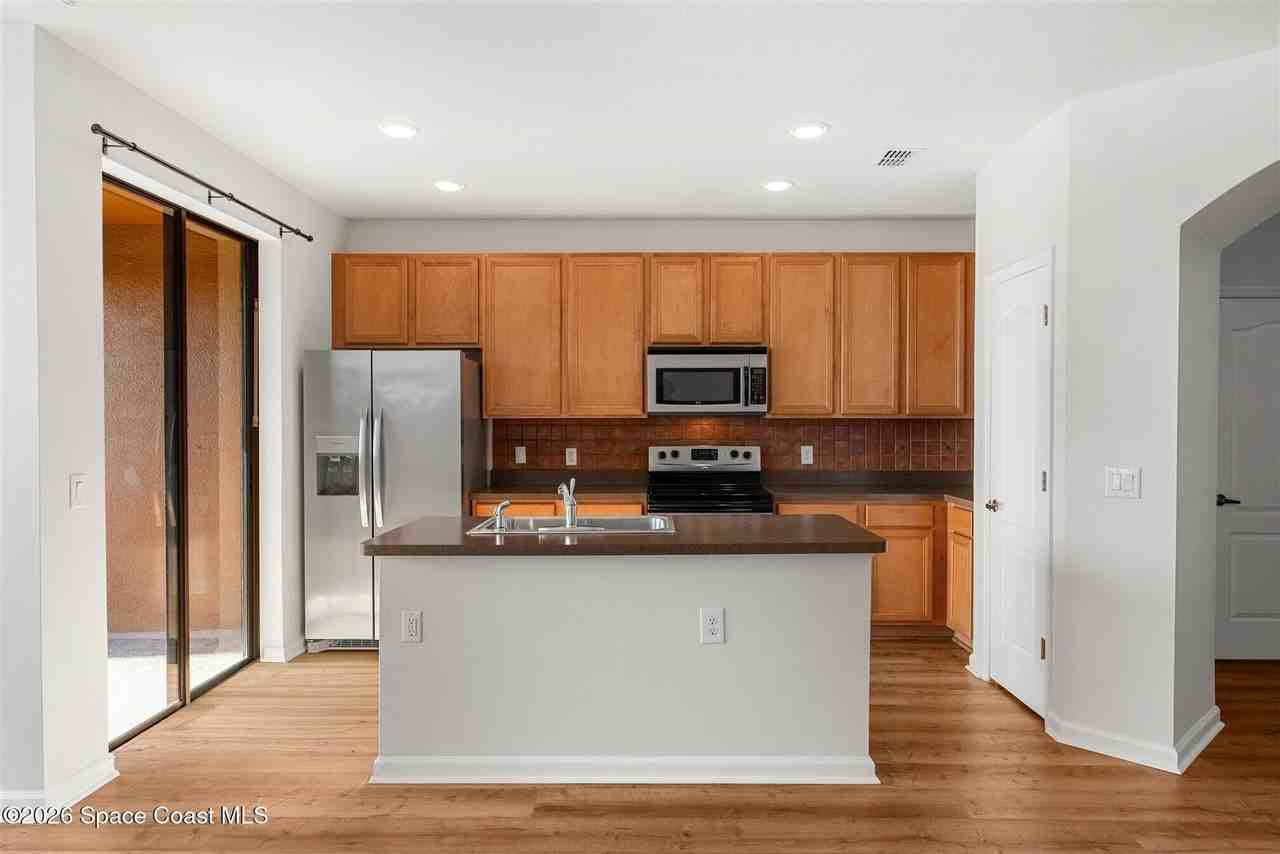 737 Ventura Dr - Photo 4 of 33