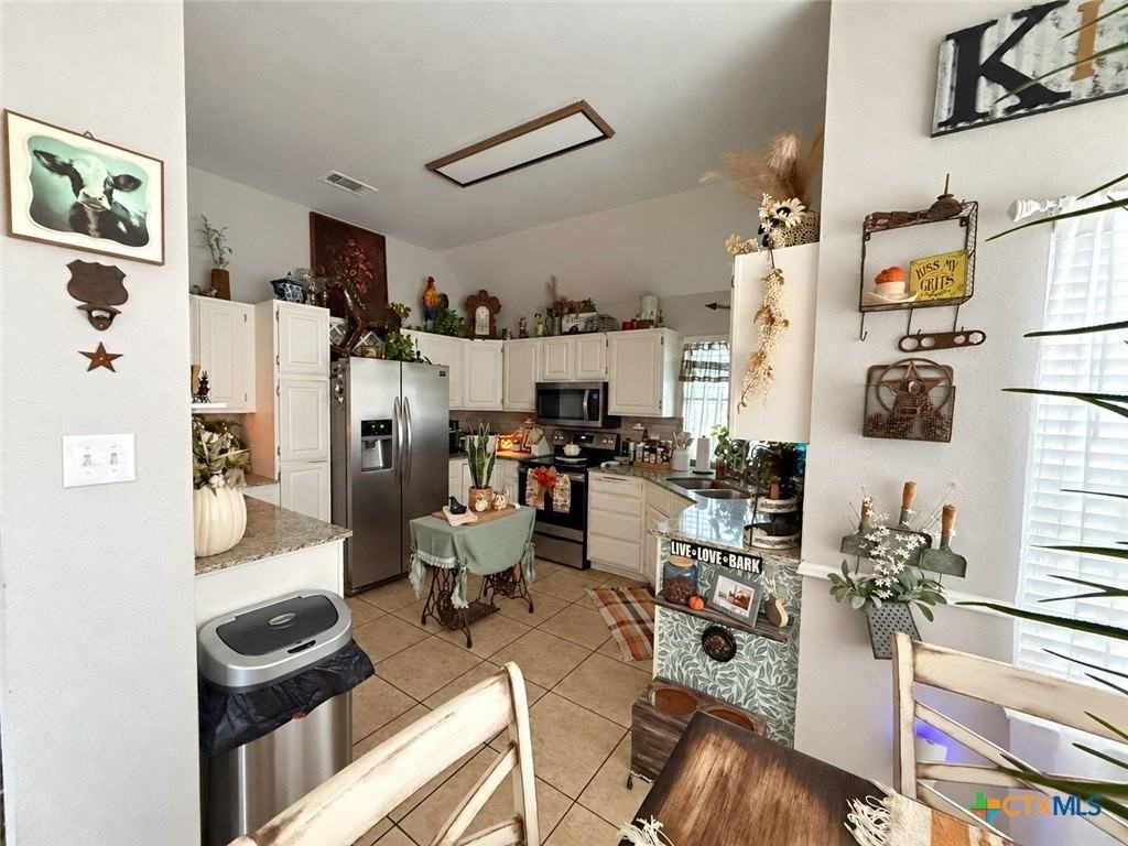 2613 Stratford Dr - Photo 3 of 19