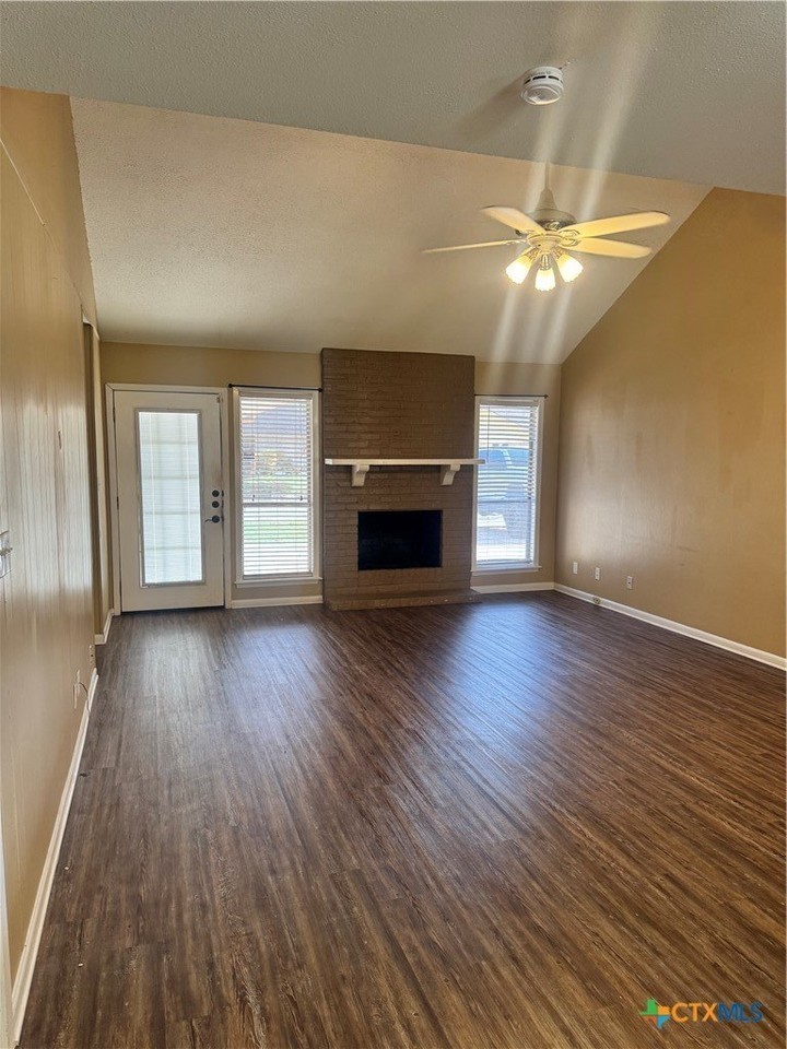 301 Richmond Dr - Photo 2 of 18