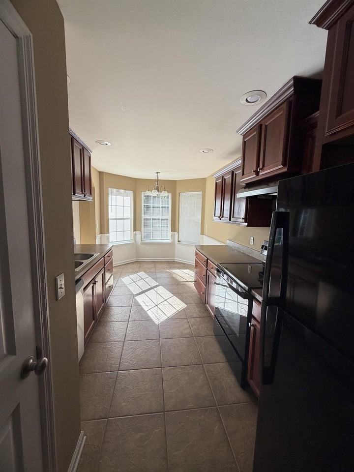 2043 Harriet Dr - Photo 5 of 13