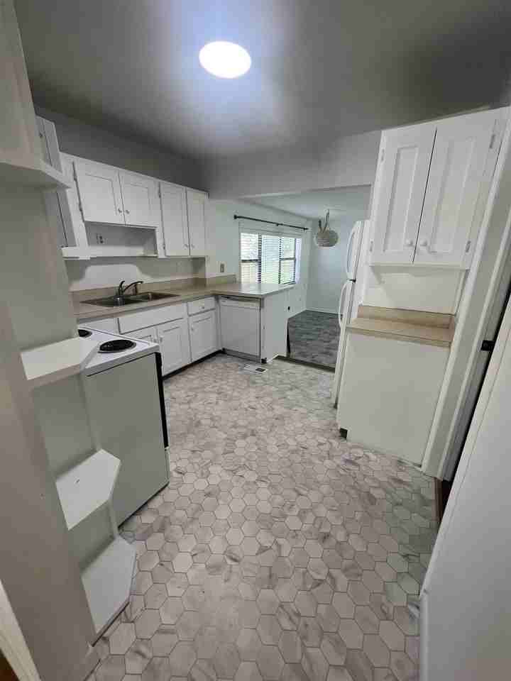 715 Truett Dr - Photo 4 of 10