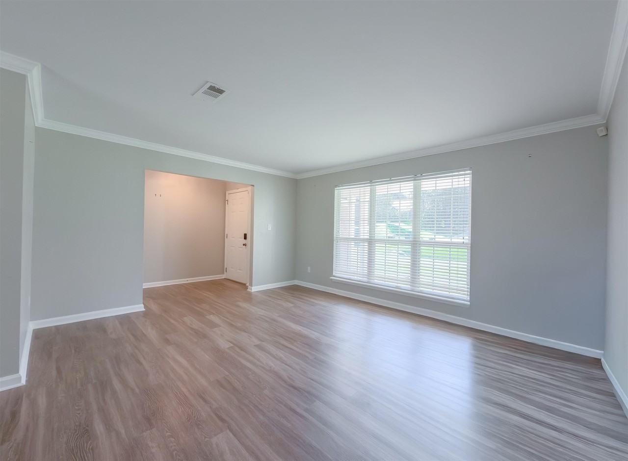 7833 Maclean Rd - Photo 2 of 26