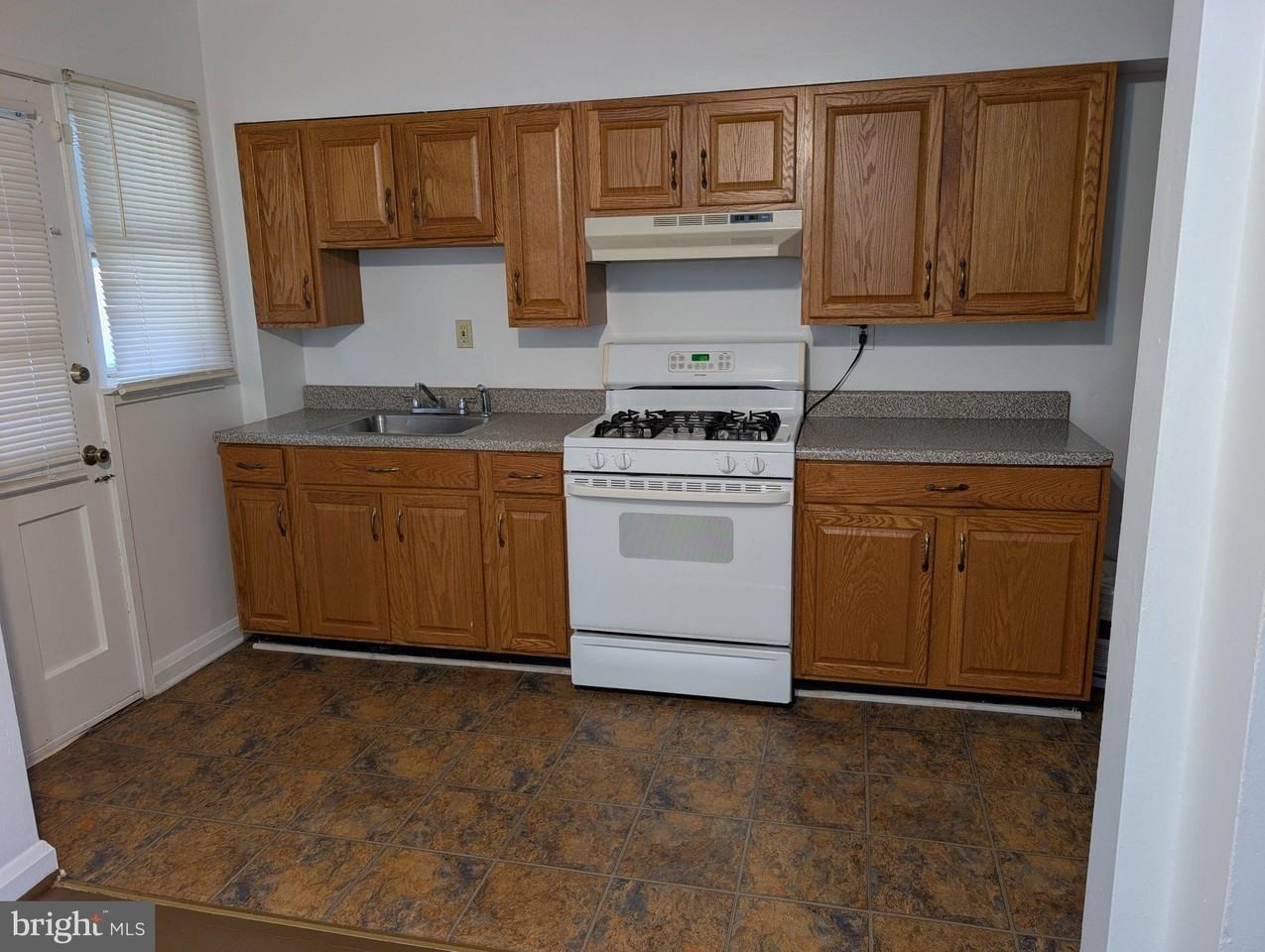 504 Queensgate Rd - Photo 4 of 11