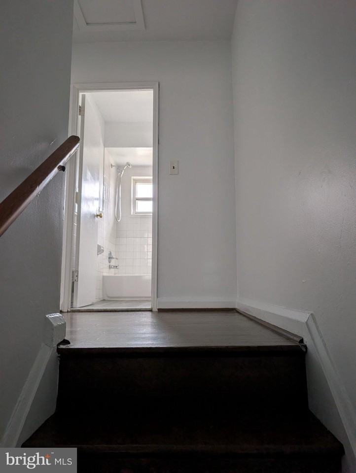 504 Queensgate Rd - Photo 5 of 11