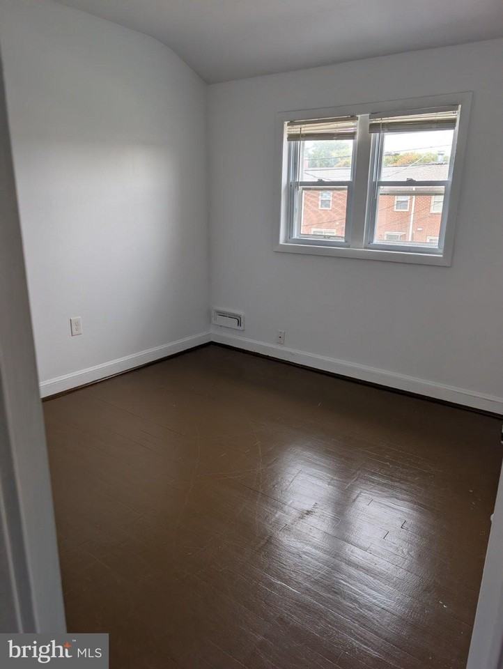 504 Queensgate Rd - Photo 6 of 11