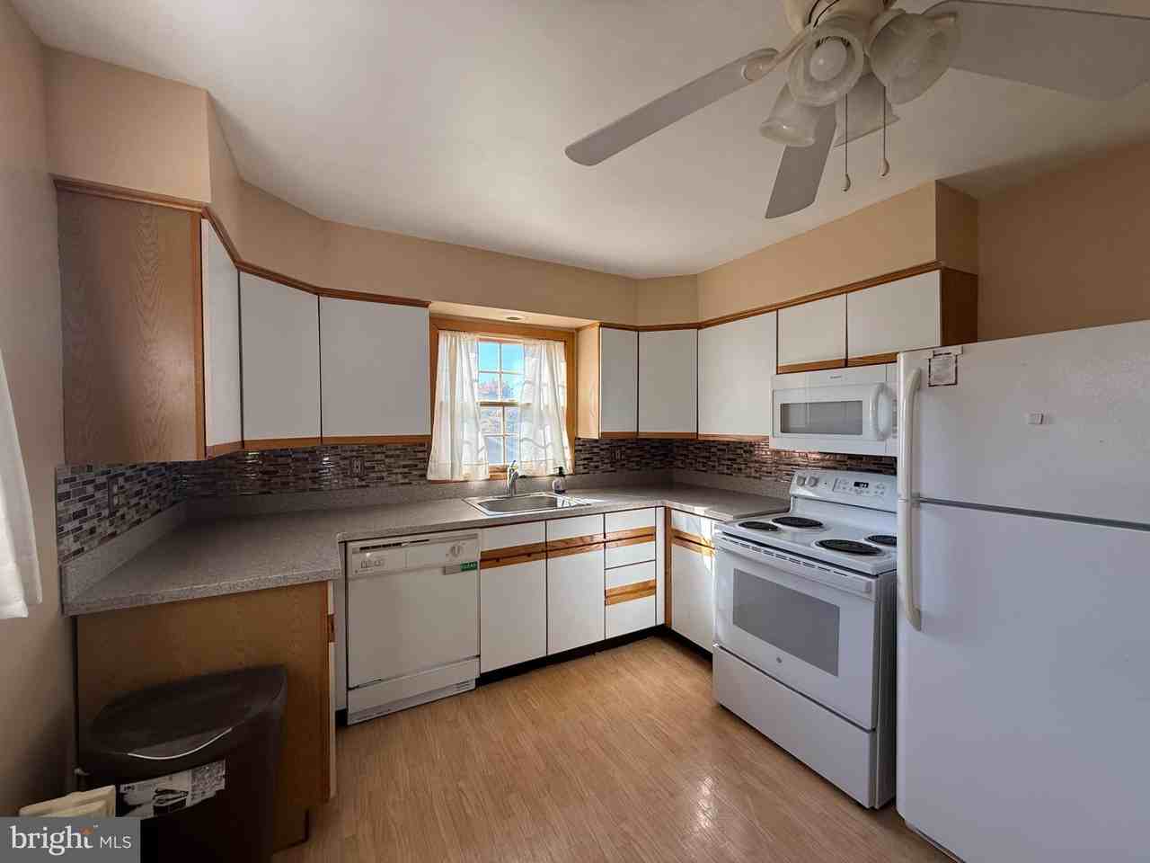 831 East Dr - Photo 3 of 23