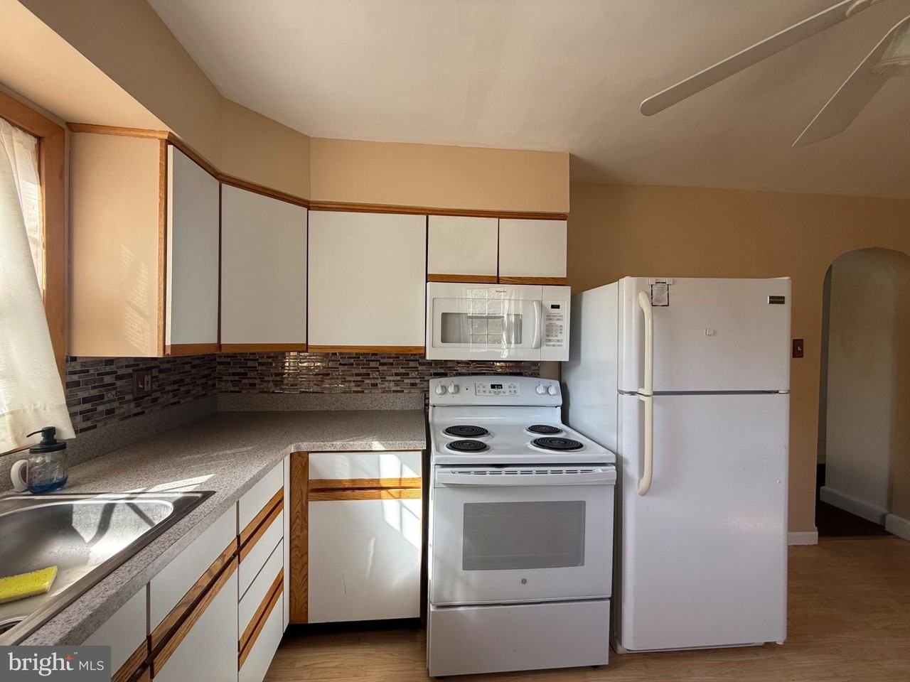 831 East Dr - Photo 4 of 23