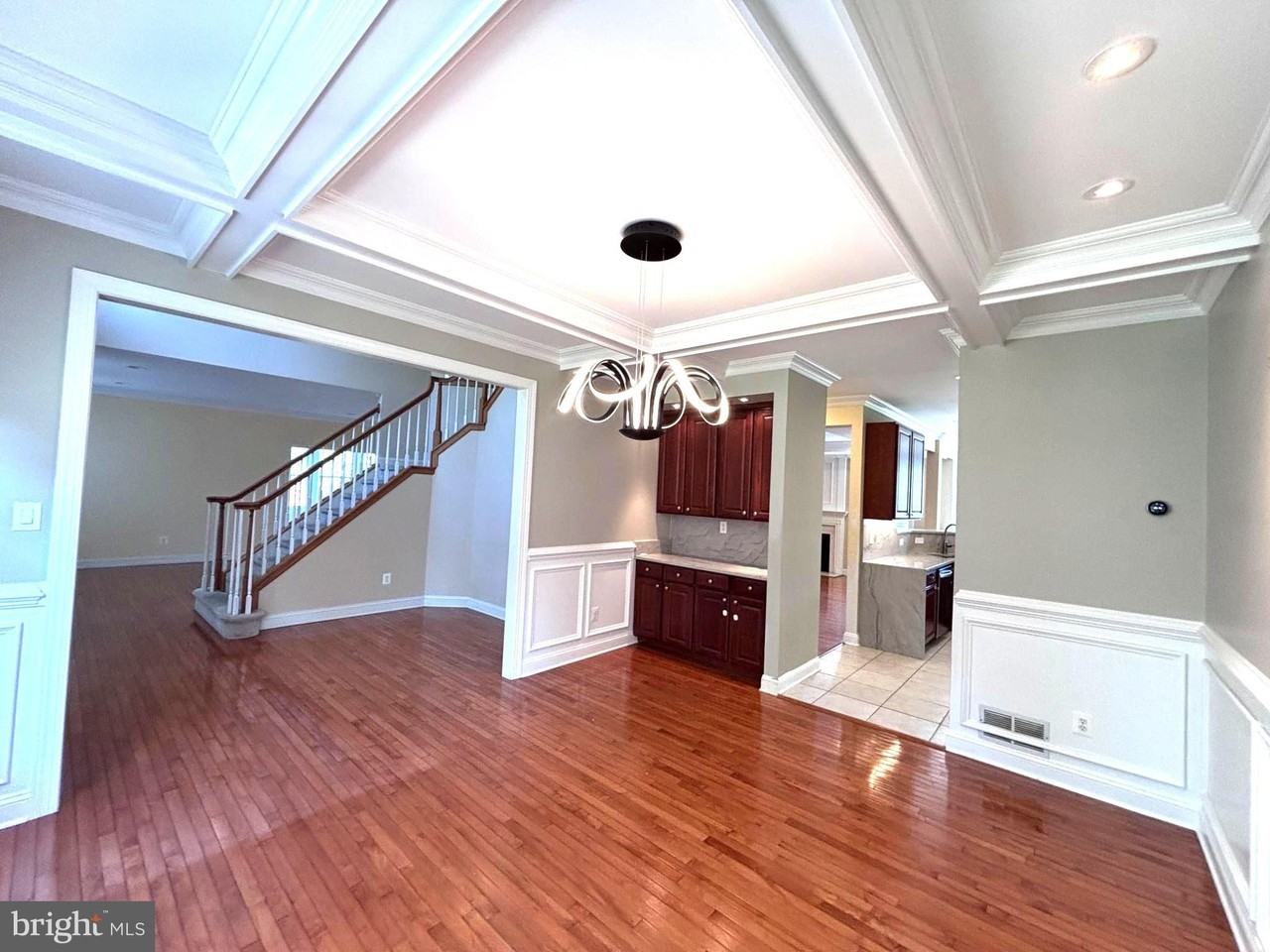 245 South Ln - Photo 4 of 38