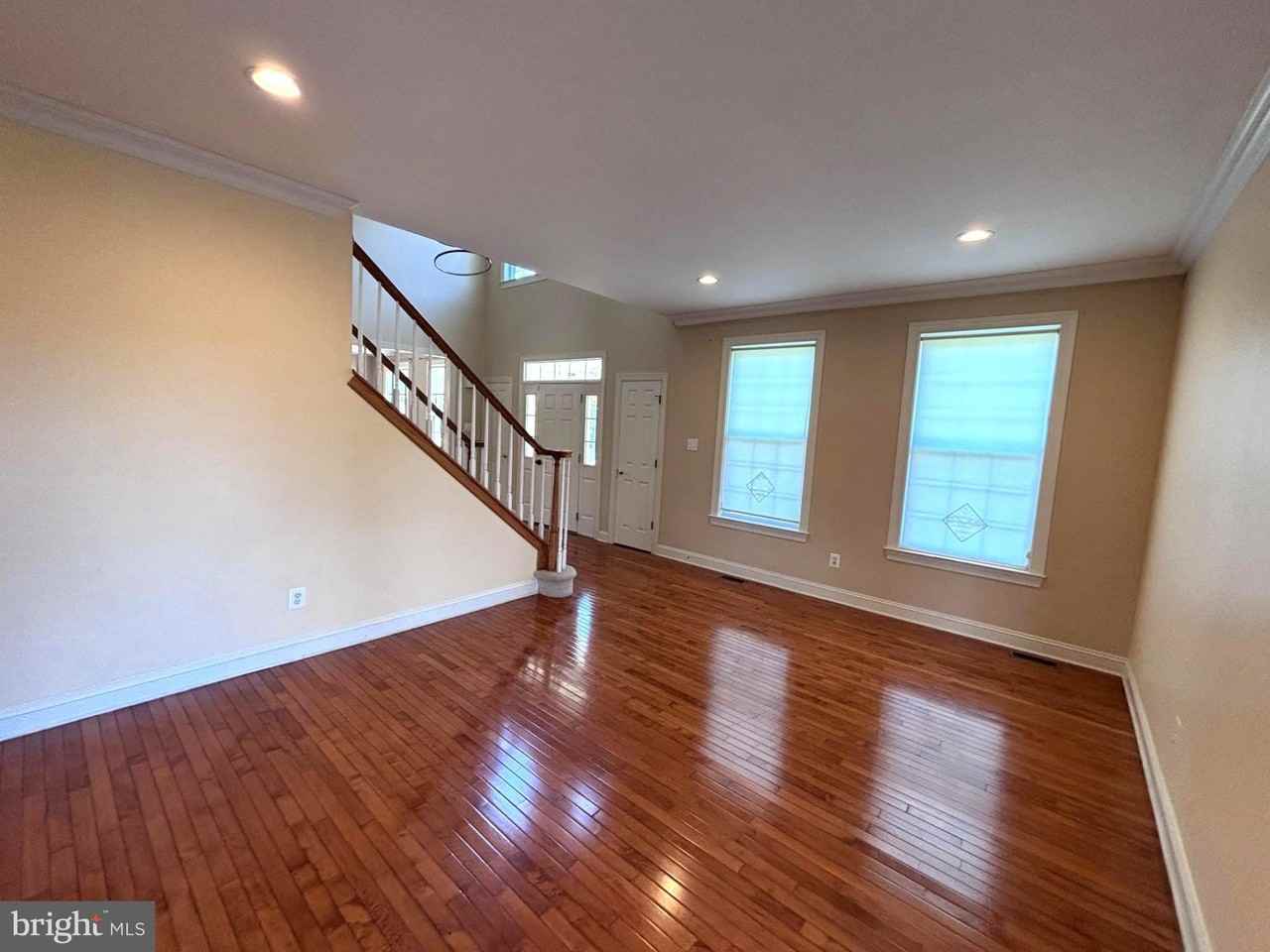 245 South Ln - Photo 5 of 38
