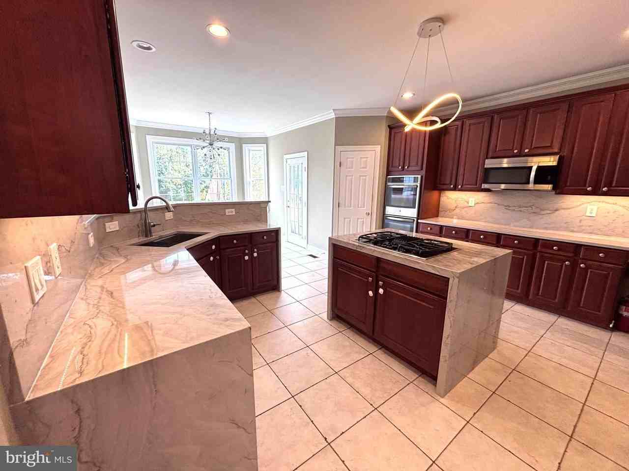 245 South Ln - Photo 6 of 38