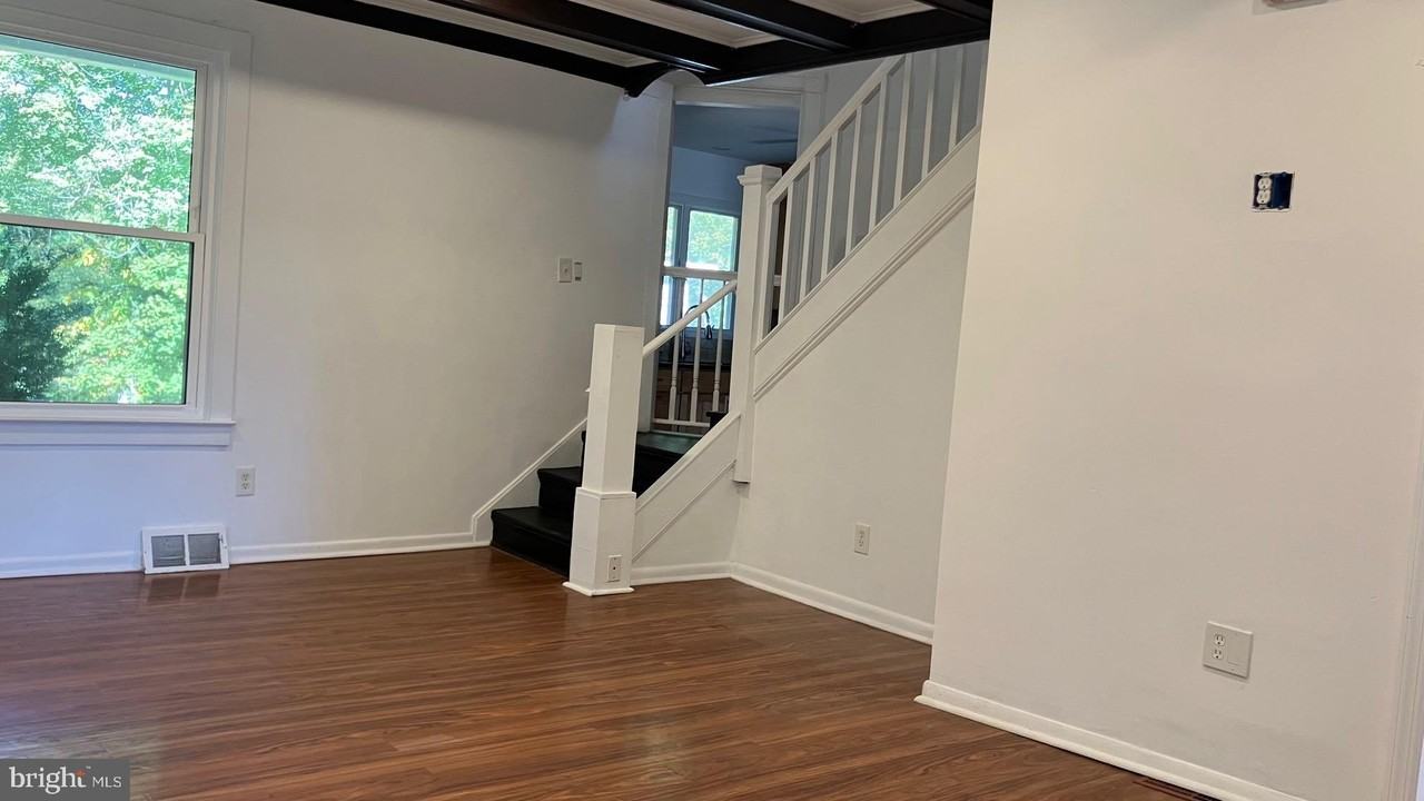 1056 River Rd - Photo 5 of 25