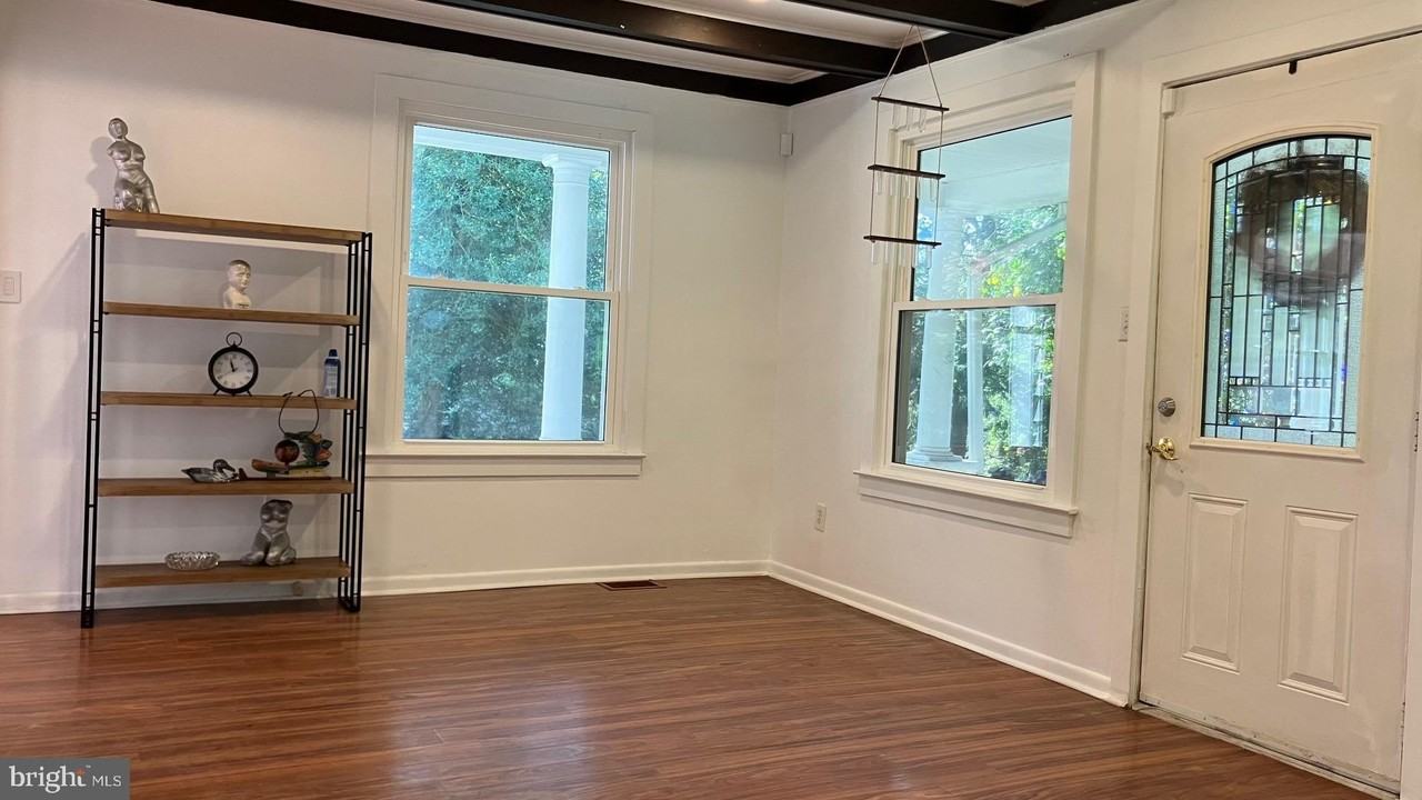 1056 River Rd - Photo 6 of 25