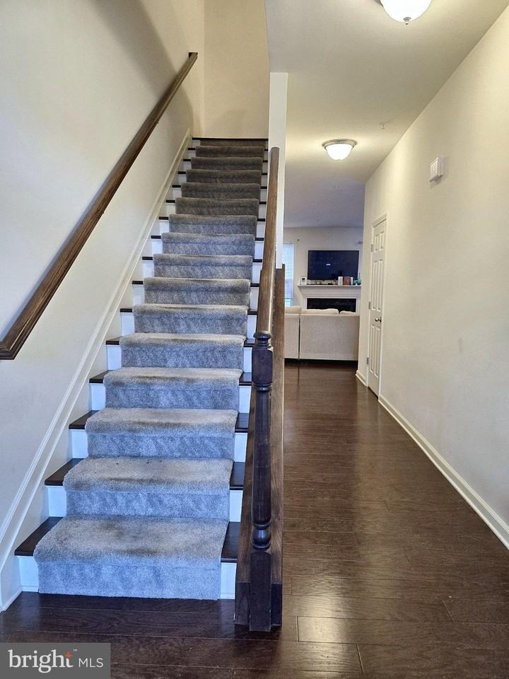 232 Fairfield Cir W - Photo 3 of 23