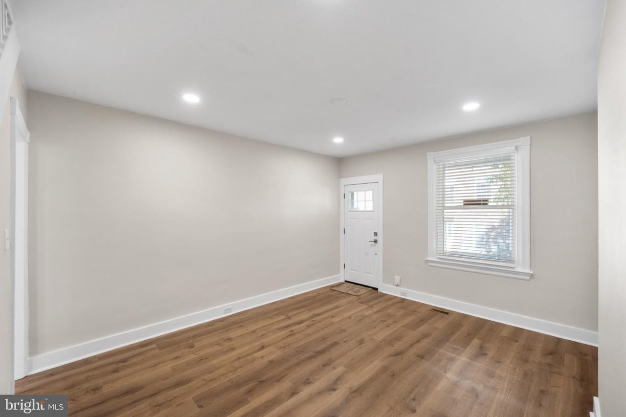 439 Dupont St - Photo 3 of 30
