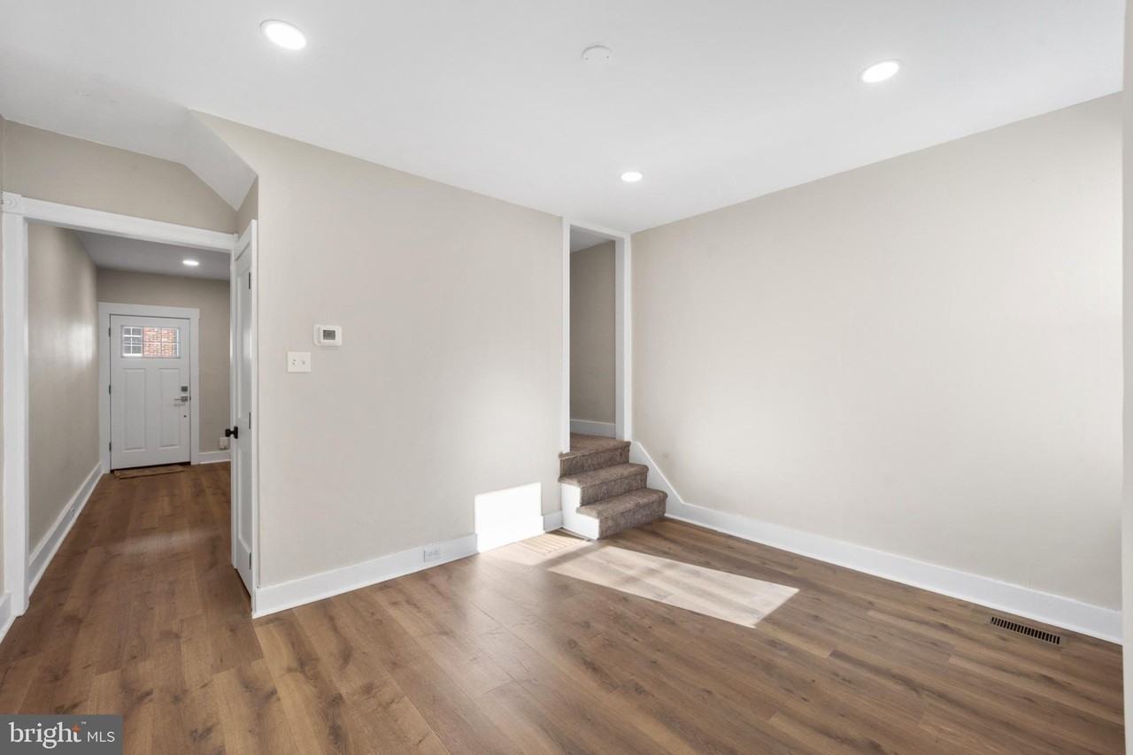 439 Dupont St - Photo 5 of 30