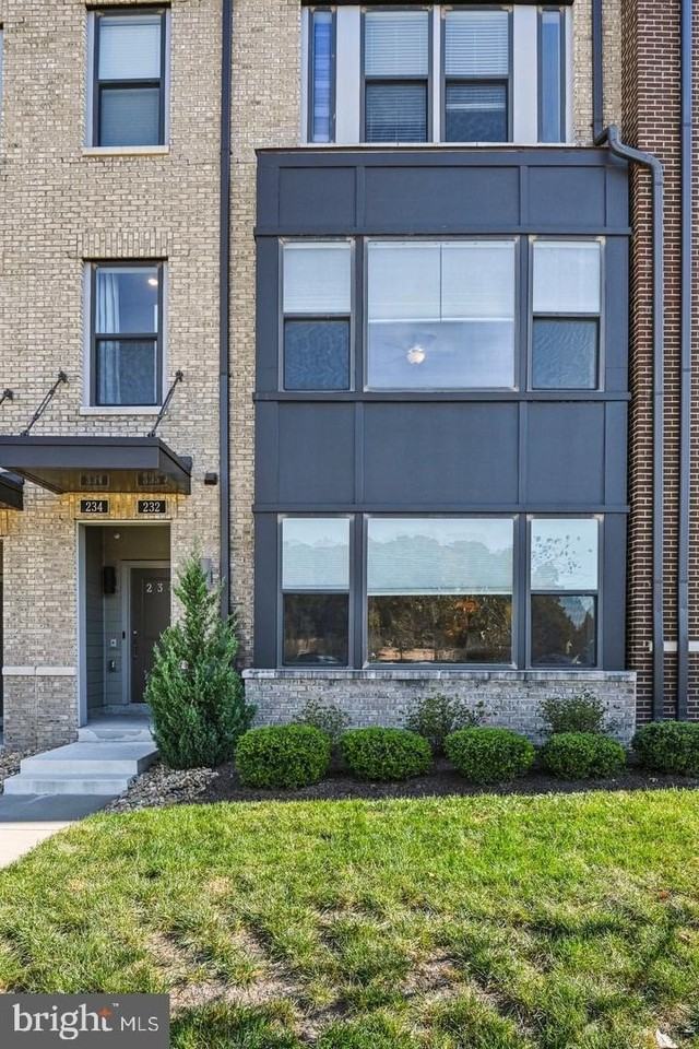 232 Van Buren St - Photo 2 of 32